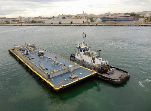 Barcaza y remolcador, puerto de San Juan, Puerto Rico, Estados Unidos, 2019.