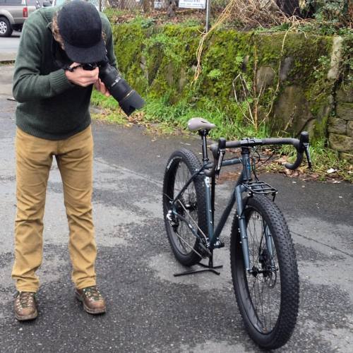 rawlandcycles: @adamgnewman shooting the #Ulv for @bicycletimes outside @velocult #650B #gravelgrind