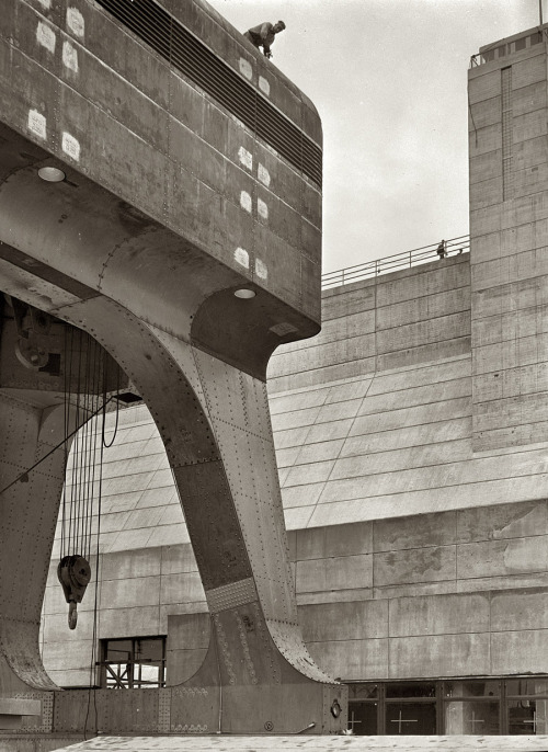 Arthur Rothstein, Riveter atop a 250-Ton Hoist, Cherokee Dam on the Holston River, 1942