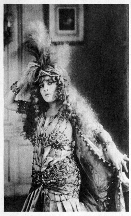 Genevieve Lantelme in the play Trois Sultanes by Favart, played in Odeon theatre in 1910