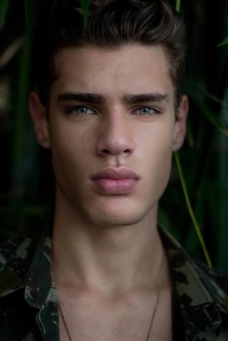 I wish I reblogged this when I first found him. This guy is drop-dead gorgeous! Who is this guy?