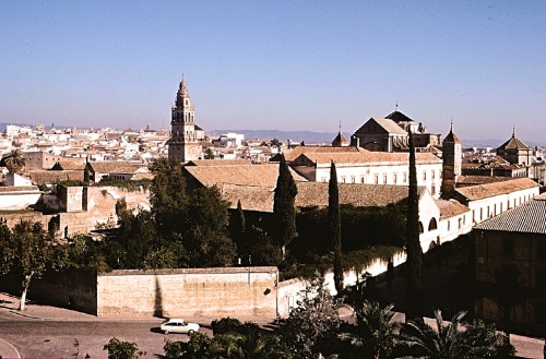 Córdoba, Mezquita en el centro de la fotografía, 1977.