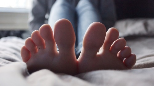 luvhertoes: solefulfeet: Her toes look so cute in this photo, don’t you think? Yes