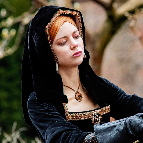 queenaryastark:Catherine of Aragon in the Gable Hood || Anne Boleyn in the French Hood