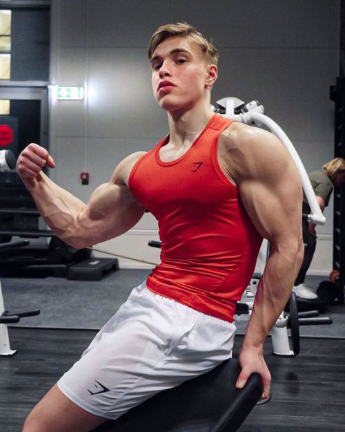 musclecomposition:  Bodybuilder Oliver Forslin