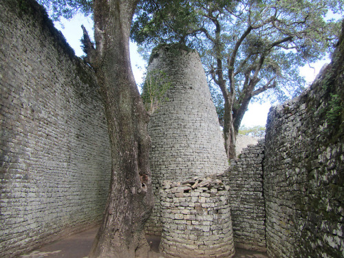 mostly-history: The Great Enclosure of Great Zimbabwe: External wall. Round walls. Walls leading to 