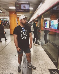 warudo-shaking:  El metro de Beijing y Shanghai es una de las cosas que más amé, no por lo tecnologico ni rapidez ni nada de eso, sino por la cantidad de publicidad inteligente que habia en cada estación, vagón o túnel. #gpoy #gaymer #beard #gaychile