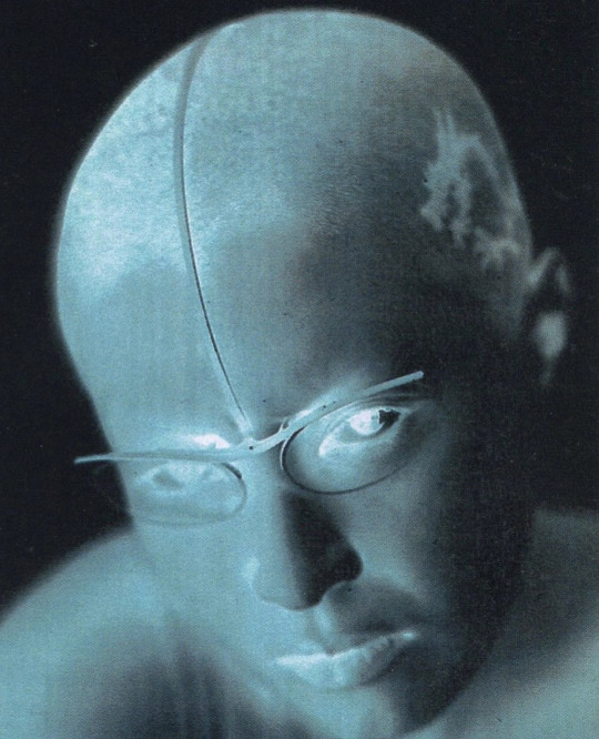 2001hz:Theo Eye-Witness &lsquo;Brainwear&rsquo; Glasses Ad (2001)