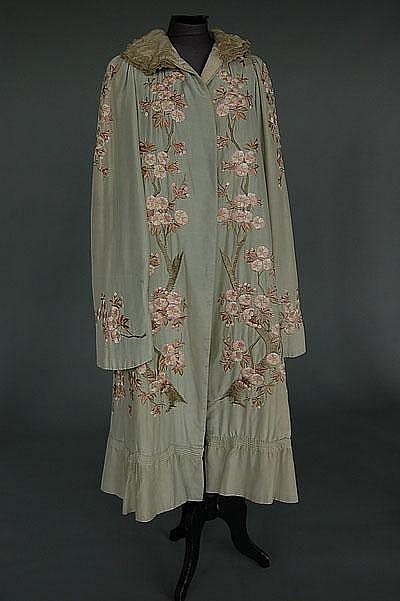 Japonisme in Fashion — Silk Housecoat Japanese, Western Market 1900 Pale...