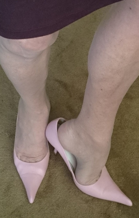 awesomeingridanetafan: pink pointy toe pumps