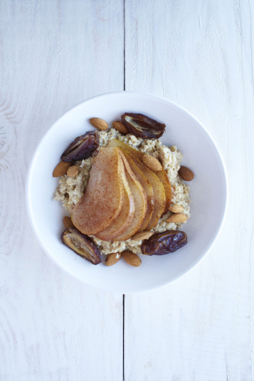 gastronomicgoodies:  Vanilla Oatmeal with Quickly Poached Cinnamon Pears
