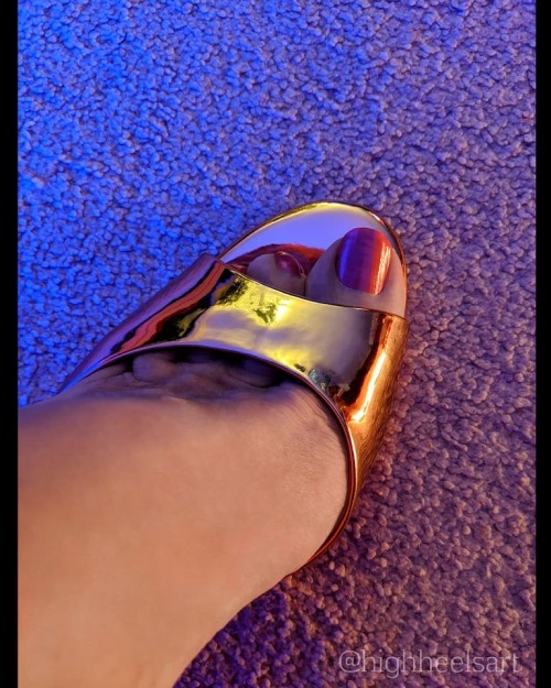 Mirror Finish #mirrorfinish #goldensandals #redtoenails #highheels #highheelsandals #tacchi #talons 