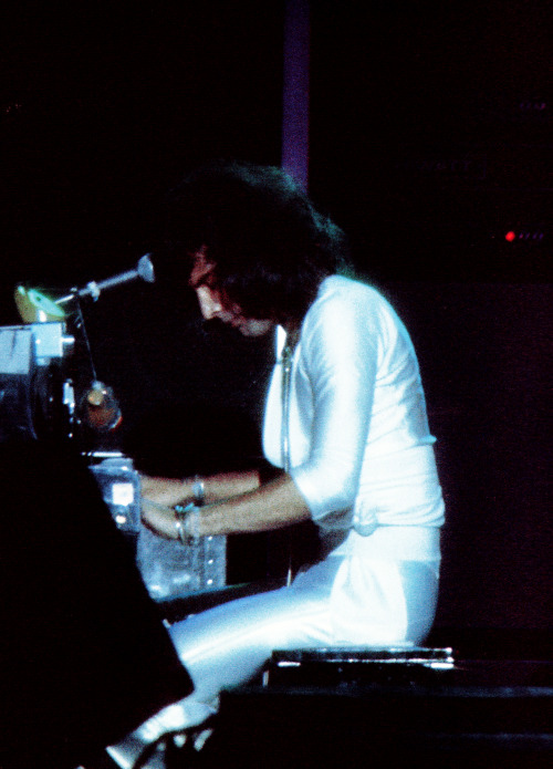 fuckyeahmercury:Live at Nippon Budokan in Japan – 1975Photos and a close-up taken by Koh HasebeScann