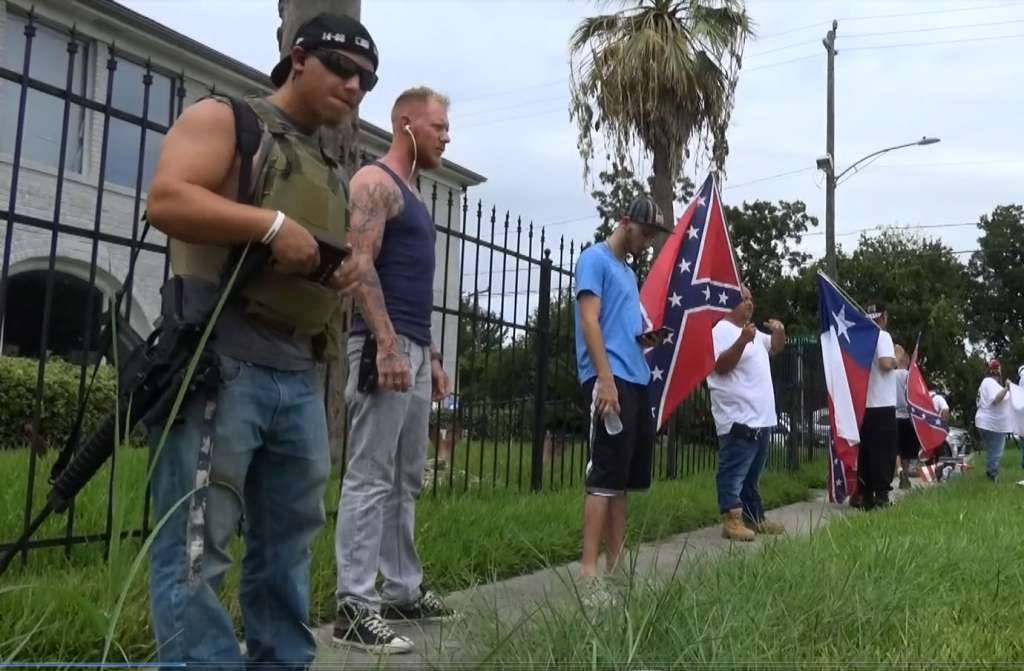 thingstolovefor:  Armed, Confederate flag-waving White Lives Matter protesters rally