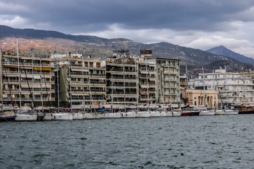 Στα λιμάνια σε ψάχνω, μυρίζω τη θάλασσα και σε βρίσκω με μιας. Ύστερα ανοίγω τα μάτια και η μορφή με