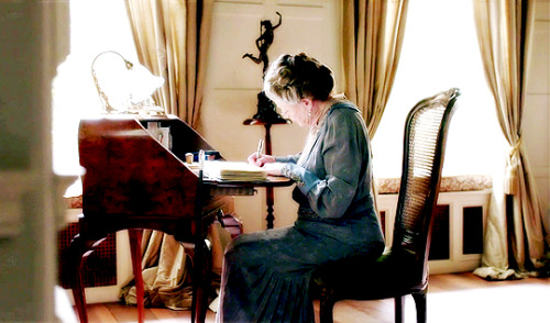 dontbesodroopy:Maggie Smith (looking stunningly beautiful) as Violet Crawley - Downton Abbey, 6x01