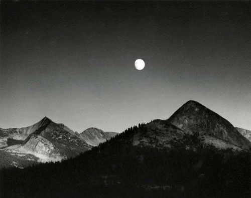 chorisarautrui:“Clair de lune sur la montagne” Cliché du photographe Ansel Adams