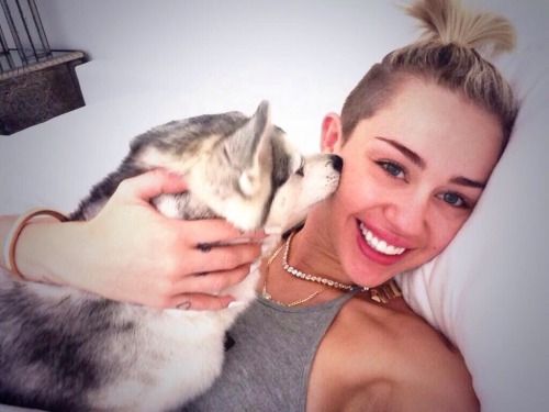 mrcnews:@MileyCyrus: Floyd makes it not so bad being sick on my favorite day of the week. I ❤️ when 