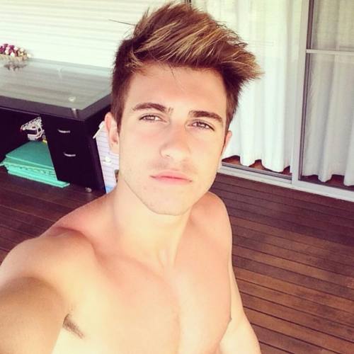 What a great, sunny side-up selfie of handsome and fit @flotarpi. Not just another pretty face, he i