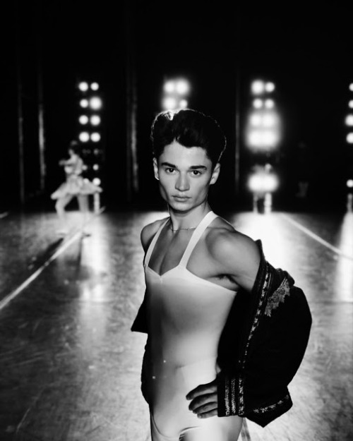Jillis Roshanali | Dutch dancer[c] InstagramSee more on DutchMaleCelebs on Blogger! #Jillis Roshanali#Dutch dancer#Netherlands#dutchmalecelebs#abs#vpl#bulge