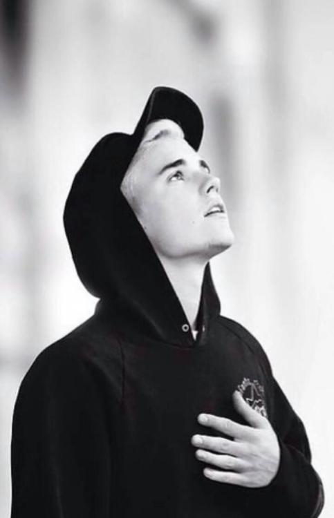 wallpapersyfondos:  Aquí están los wallpapers de Justin Bieber para miraame-y-dispara lamento el que no estén bien editados y eso pero el ordenador se me descompuso y los tuve qu editar en casa de un amigo :’(