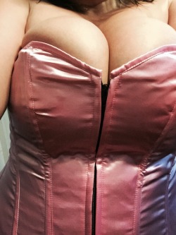 acurvygirlinpink:  New pink corset! :)