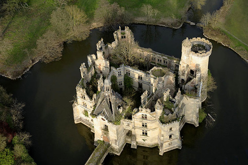 castlesandmedievals:Le Château de la Mothe-Chandeniers The stronghold dates to the thirteenth 