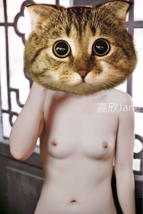 mfjxjane:【嘉欣宝宝露出系列】宝宝与摄影师在某古装影视城游玩，宝宝突发奇想，钻进了一个古代的小木屋里拍照，外面都是来来往往的游客，宝宝迅速把衣服脱了个精光，宝宝连鞋子袜子都没脱，然后摄影师迅速