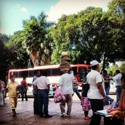 Extraña manera de cargar muchos sombreros. (en Catedral de Mérida)