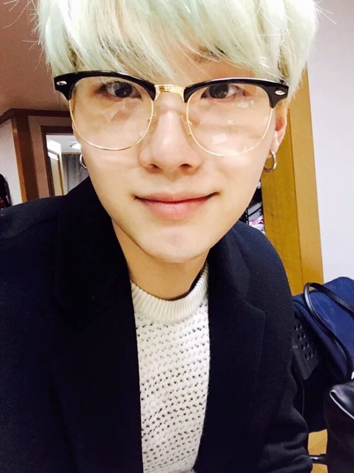 *Suga said on Twitter that his style these days is changing
-Yoongi with glasses, this man is like wine