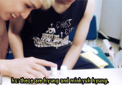 xxx1011: dumbs comparing height differences through tissue papers. (≧o≦)         