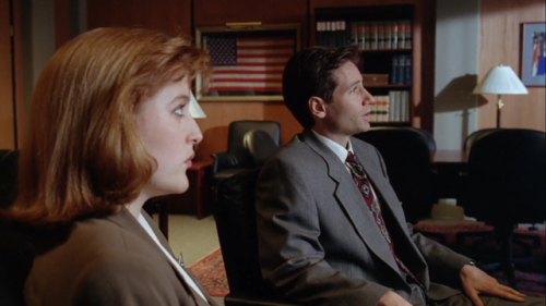 Scully and Mulder in The X-Files ep 1.21 Tooms