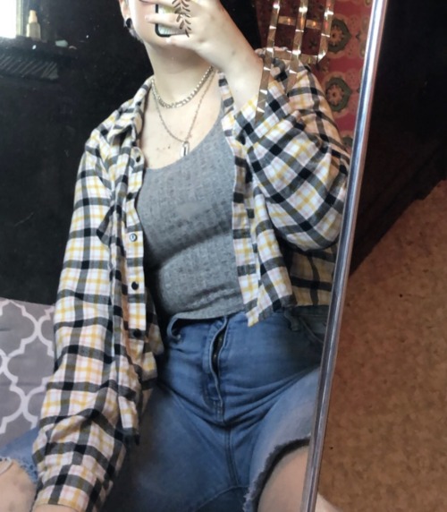 all-bodies-are-beauty:Ahh I don’t know how to style and it’s stressful 👁💋👁 🙉🙈🙊