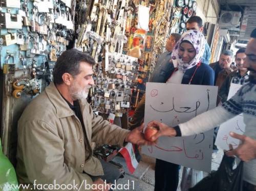 arabiandelilah:      ((إضحك وأخذ تفاحة)) ، حملة أطلقها شباب عراقيين لزرع البسمة على وجوه الناس وخصوصاً العمال والحمالين في أسواق بغداد في الشورجه وشارع