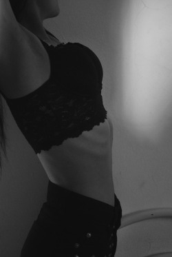 #w4k1ngth3f4ll3n #blackandwhite #body #girl #b&amp;w