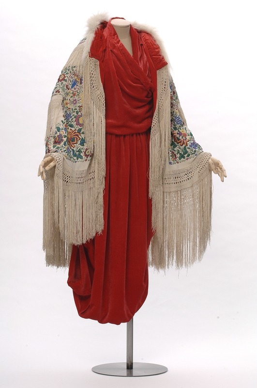 omgthatdress: “Flamme” Paul Poiret, 1911 Les Arts Décoratifs 