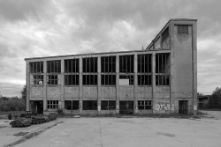 eastberliner:  abandoned factory building