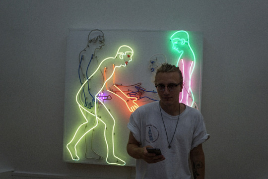 sulfur: Bruce NaumanWelcome Shaking Hands1985Neon and glass tubing182.8 x 182.8 x 25.4 cm Instagram: @hvllucinvtion  