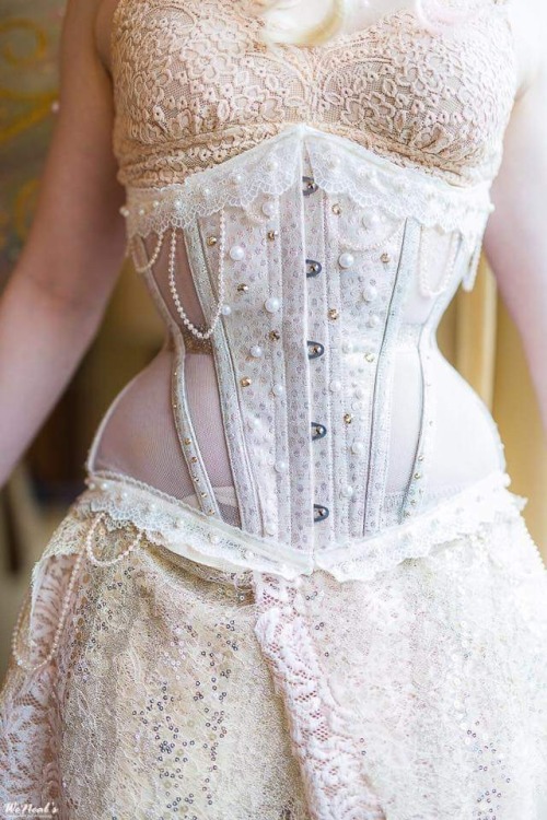 aladyandhercorset:A little fairy. Corset by Crimson Rose Corsetry and Couture. Embellished with lace
