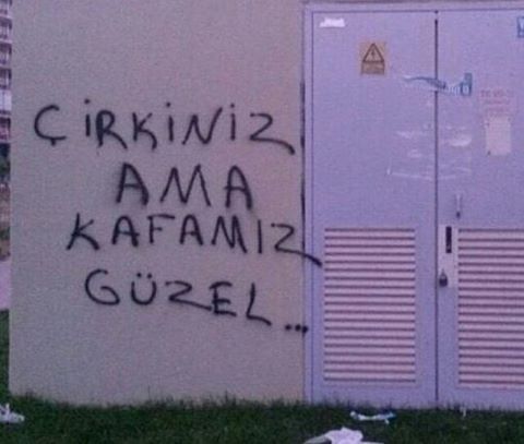 ÇİRKİNİZ
AMA
KAFAMIZ
GÜZEL