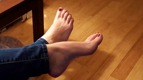 my pretty wife&rsquo;s candid sexy feet.pleasecomment