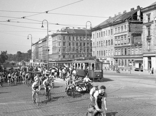 Badespaß und Traumwetter im Juli 1953. Mit der damaligen Straßenbahnlinie P (betrieben zwischen 1907