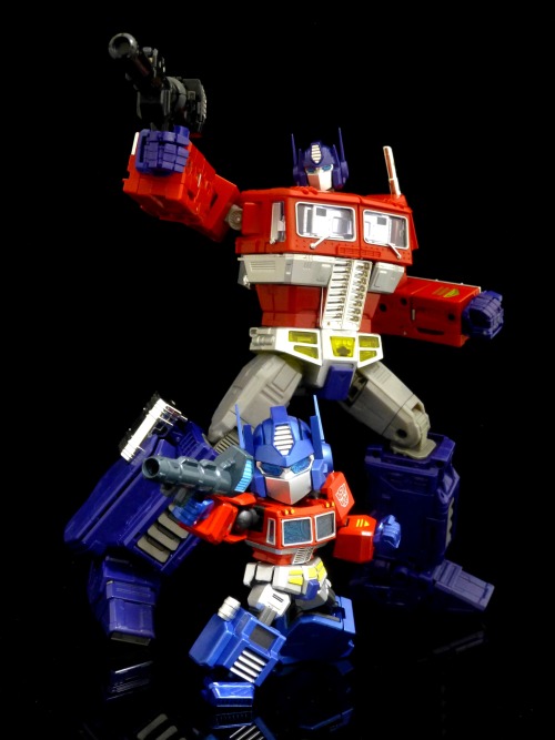 aeonmagnus:  Transformers Masterpiece MP-10 Convoy and ES Gōkin Convoy. 