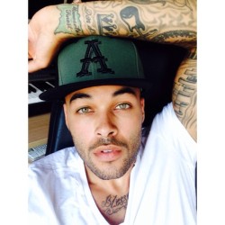 donbenjamin:  All I c is Green.. @Acrylik