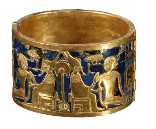 Bracelet of Queen Ahhotep IThis bracelet of Queen Ahhotep I is formed with two semicircles. Gold and