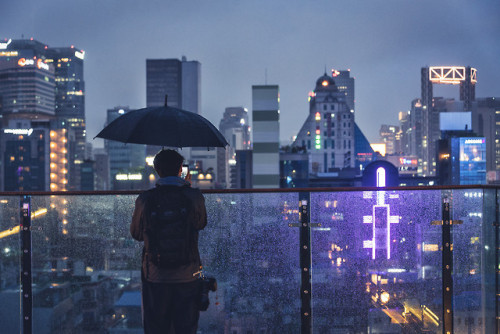 rjkoehler:With photographer extraordinaire Noe Alonzo at Sewoon Sangga on a rainy night.