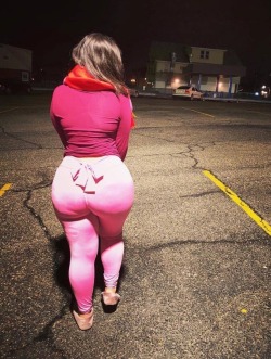 fletchertrowan: junkyardindafrontyard: Roseé  THICK 