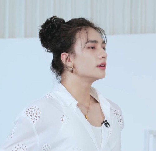 User Bittersqxtch Found Dead After Sighting This Hyunjin With A Bun Photo: