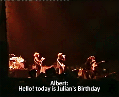 livinginmusic:  Reading Festival 2002: The crowd sings Happy Birthday to Julian + NYCC with Jack White. 