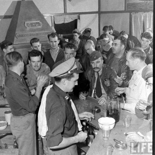 Drinks at the 6th Transportation Squadron(William Vandivert. 1944)